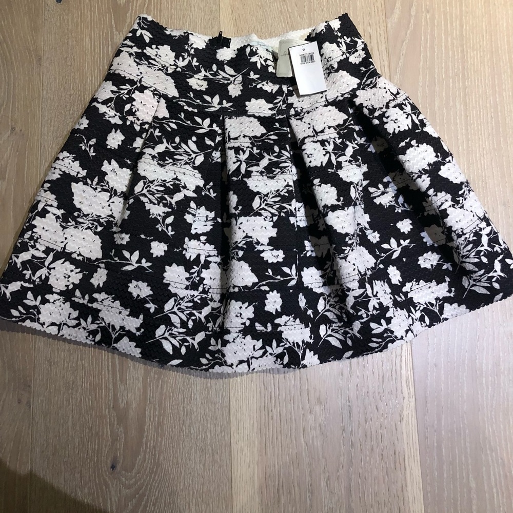 NWT soprano pleated floral skirt Sz s